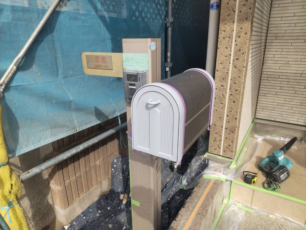 グレー色の錆止め塗料を塗装されたポスト