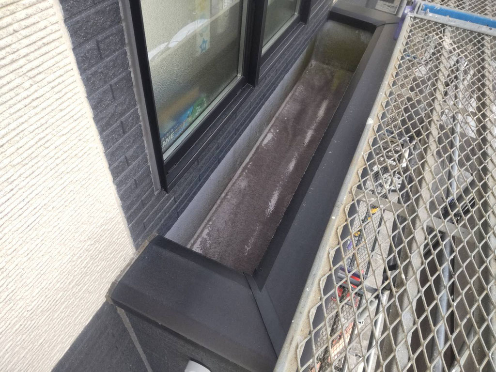 汚れている玄関上の防水層