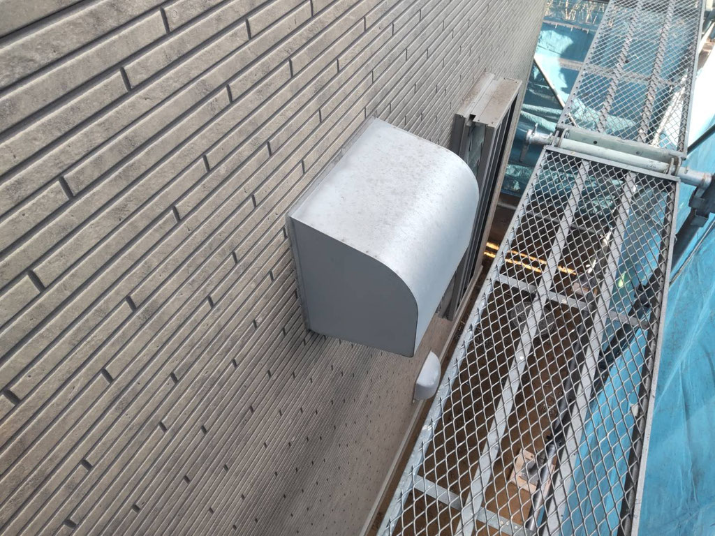 塗装前の銀色の換気フード
