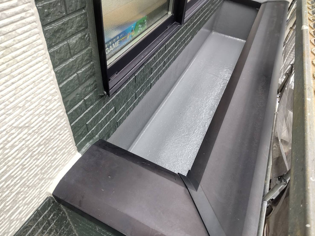 塗装後、きれいになった玄関上の防水層