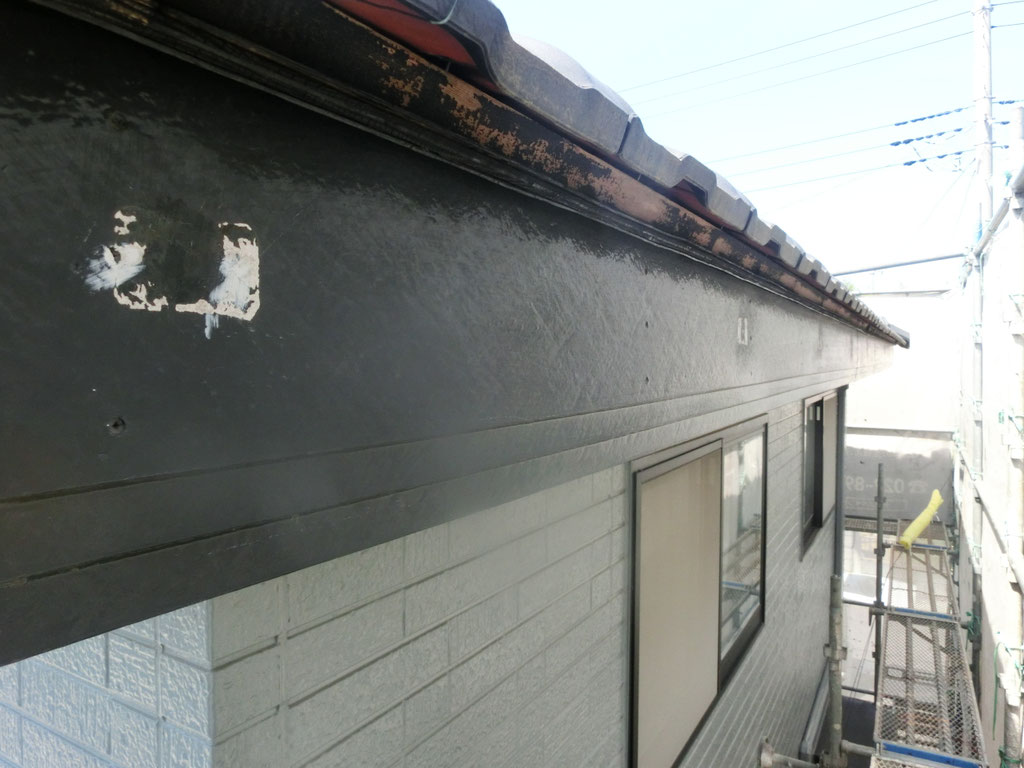 既存雨樋解体撤去、ビス穴補修