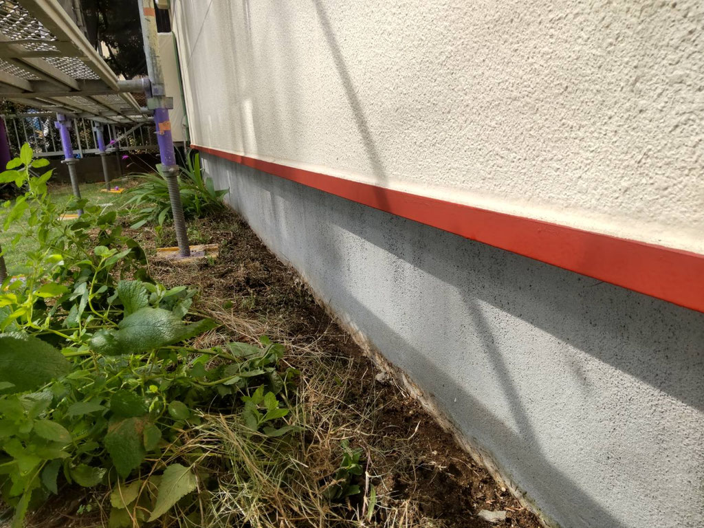 赤色の錆止め塗料を塗装した水切り鉄板