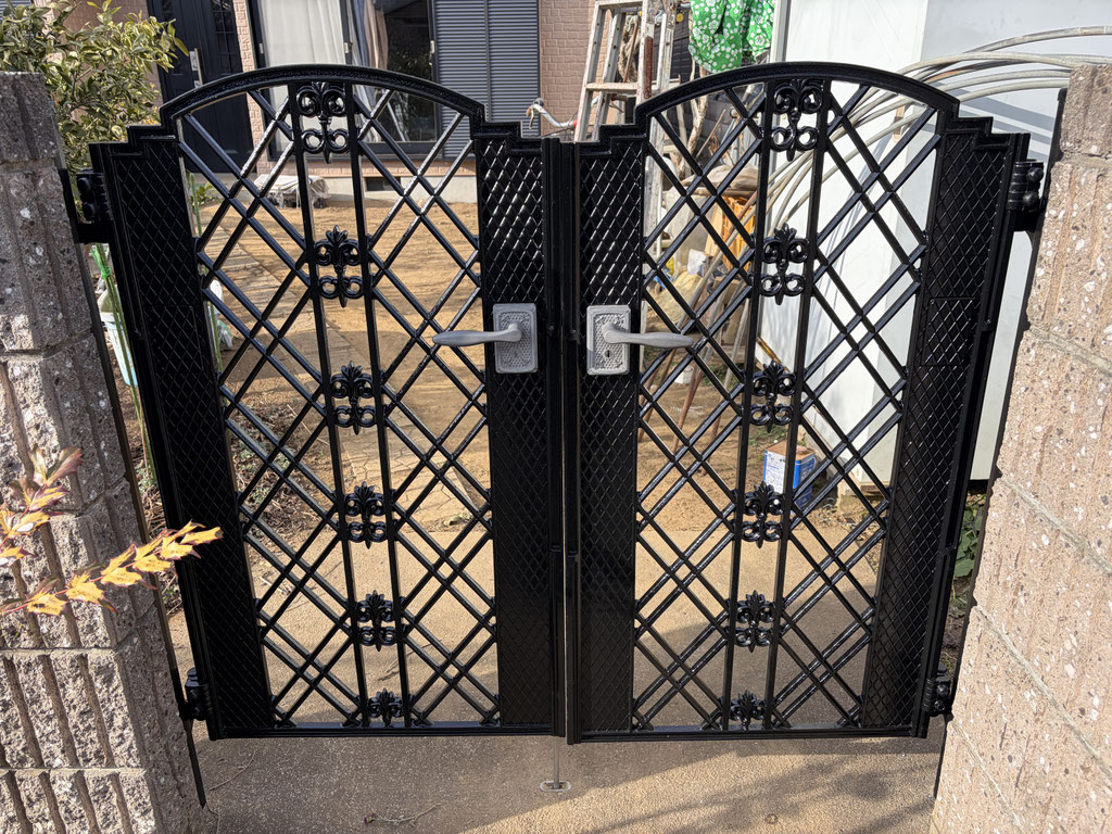 塗装して綺麗な黒色になった鉄製門扉