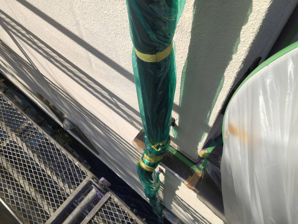 色褪せた茶色の竪雨樋