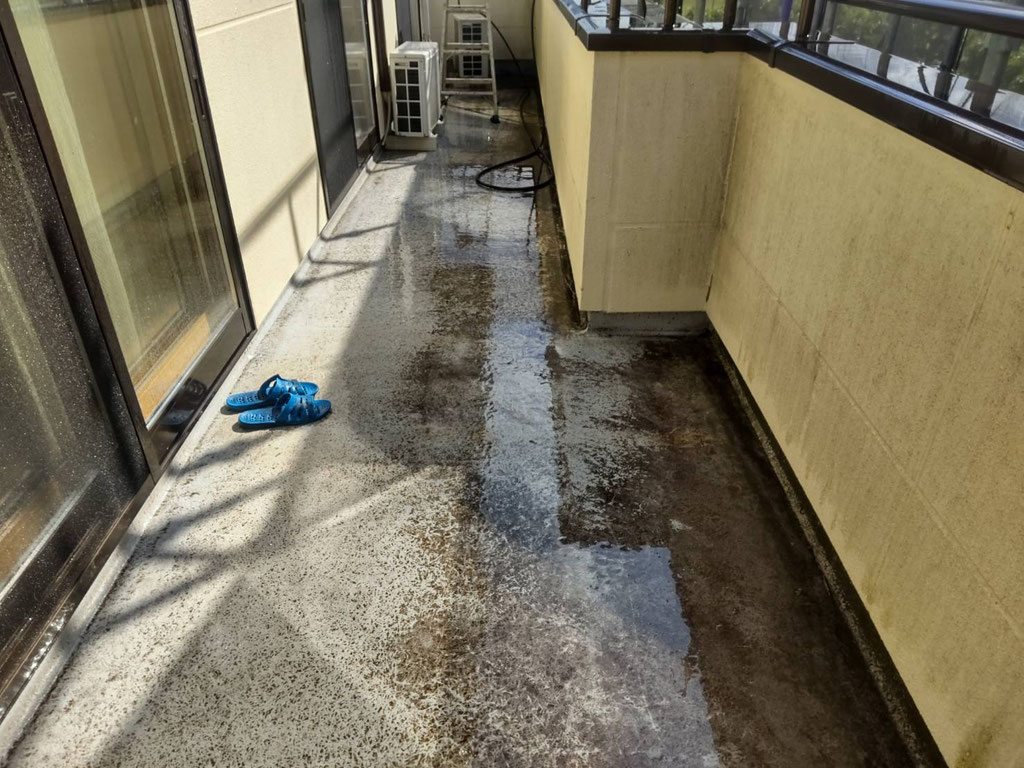 高圧洗浄を行い、汚れが除去されたベランダ床面
