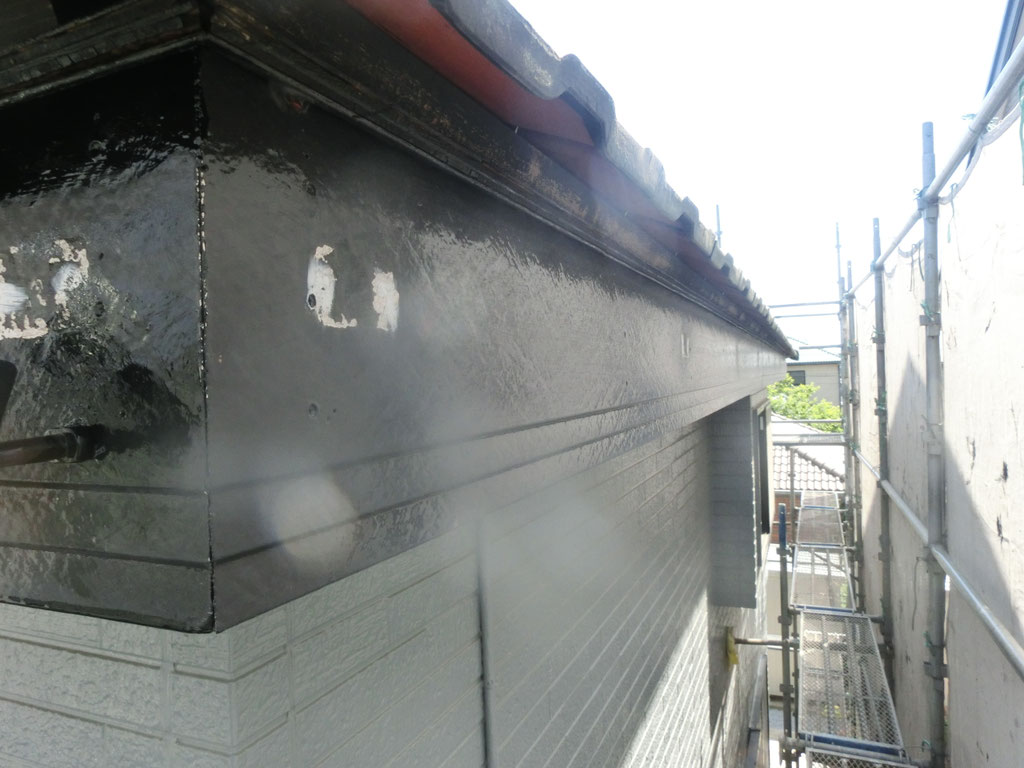 既存雨樋解体撤去、ビス穴補修