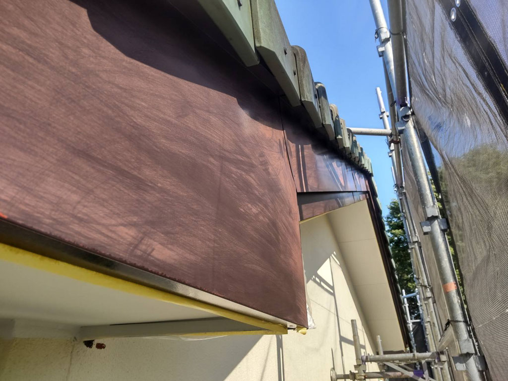 塗装後、艶が出て綺麗な濃い茶色になった破風板