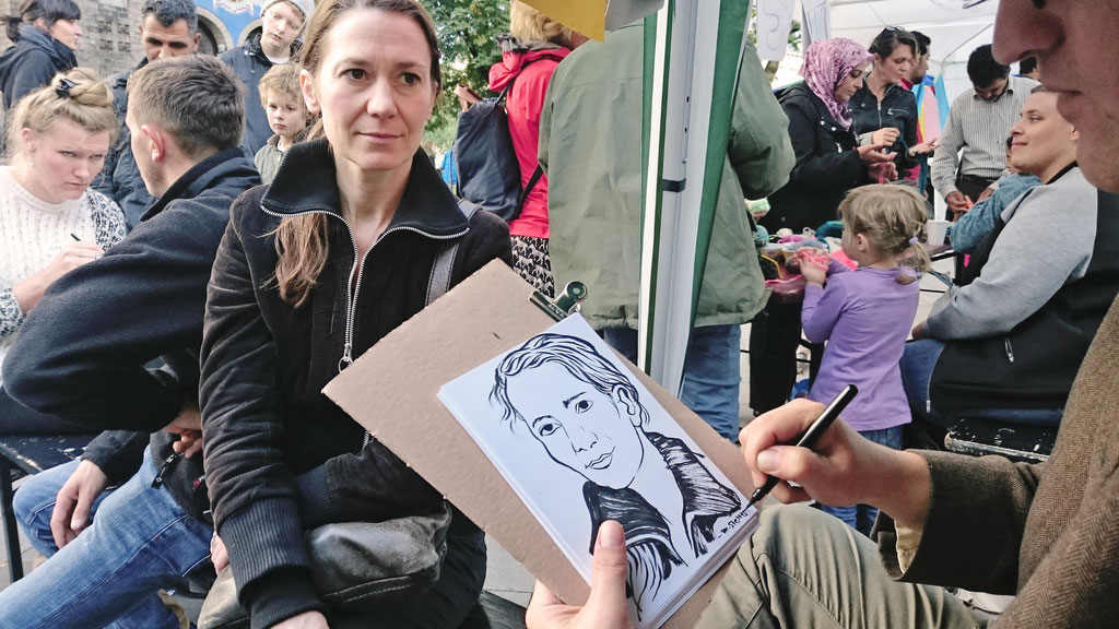 Portraitzeichnen beim Refugees Welcome Fest im Karoviertel, Hamburg. Foto © Felice Vagabonde
