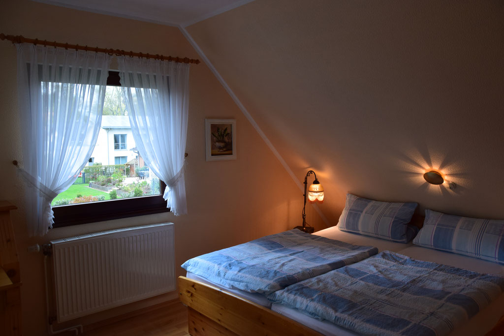 Nordberlin-Unterkunft - Apartment 1 - Bett am Fenster