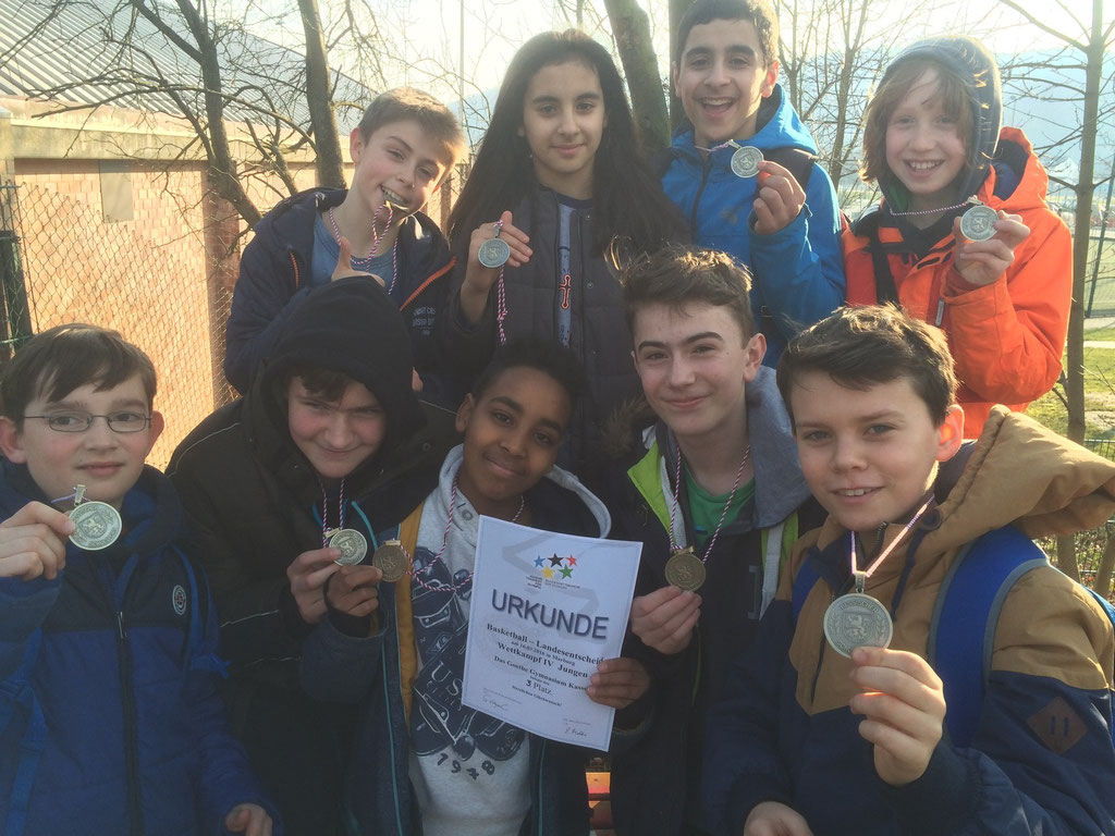 oben von links  Daniel, Zehra, Malik, Fredric unten von links Enes, Jakob, Bilal, David, Haris