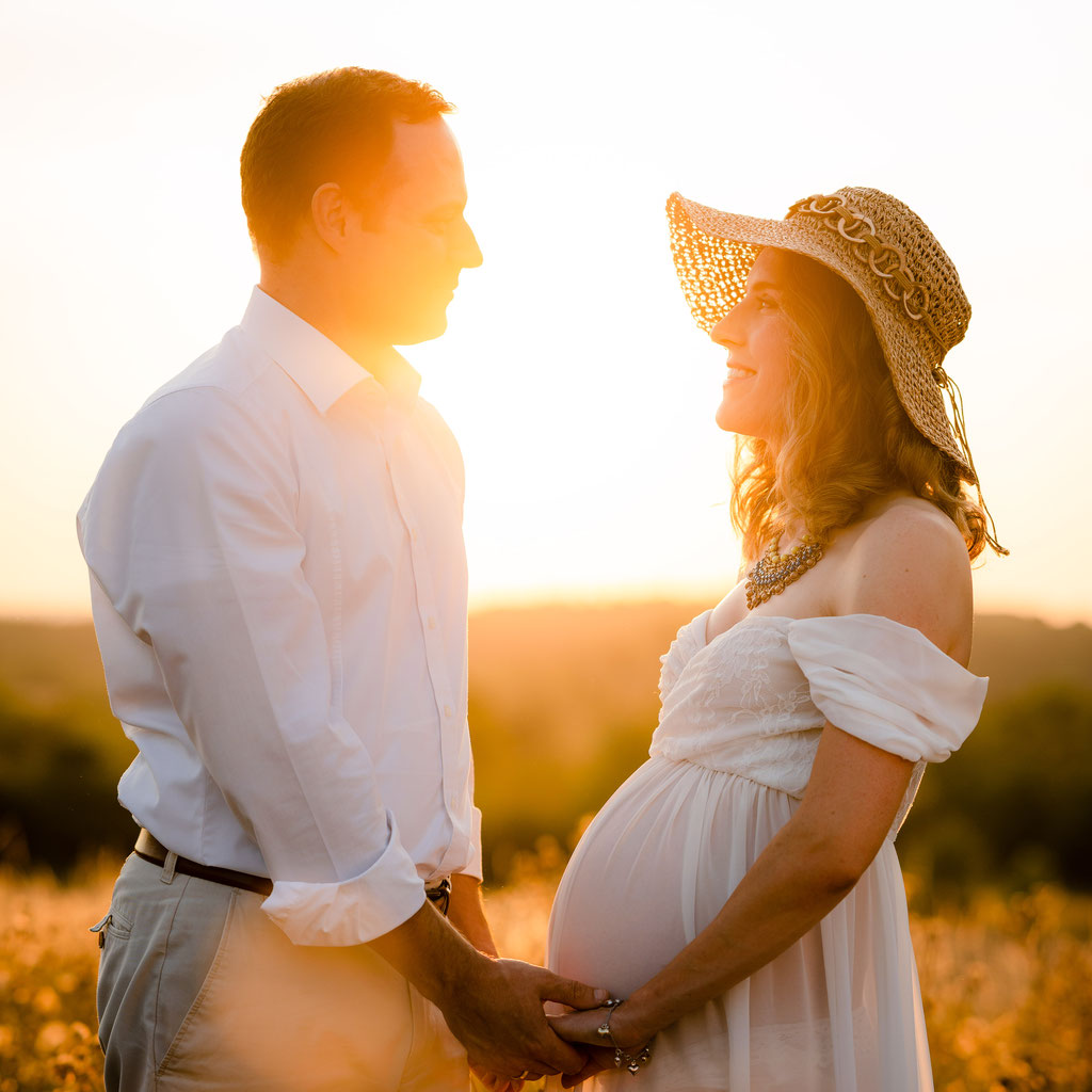 Pärchen beim Babybauch-Shooting