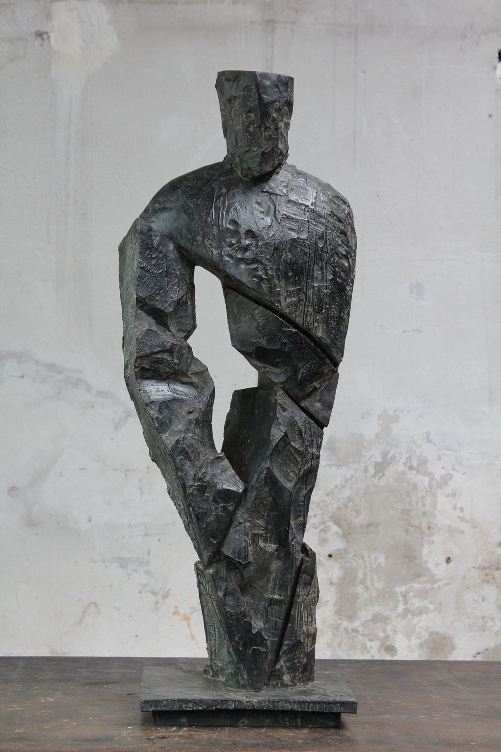 Roi, pièce principale, 2016, bronze, 97 x 34 x 32 cm <br> © Mathilde de Torhout