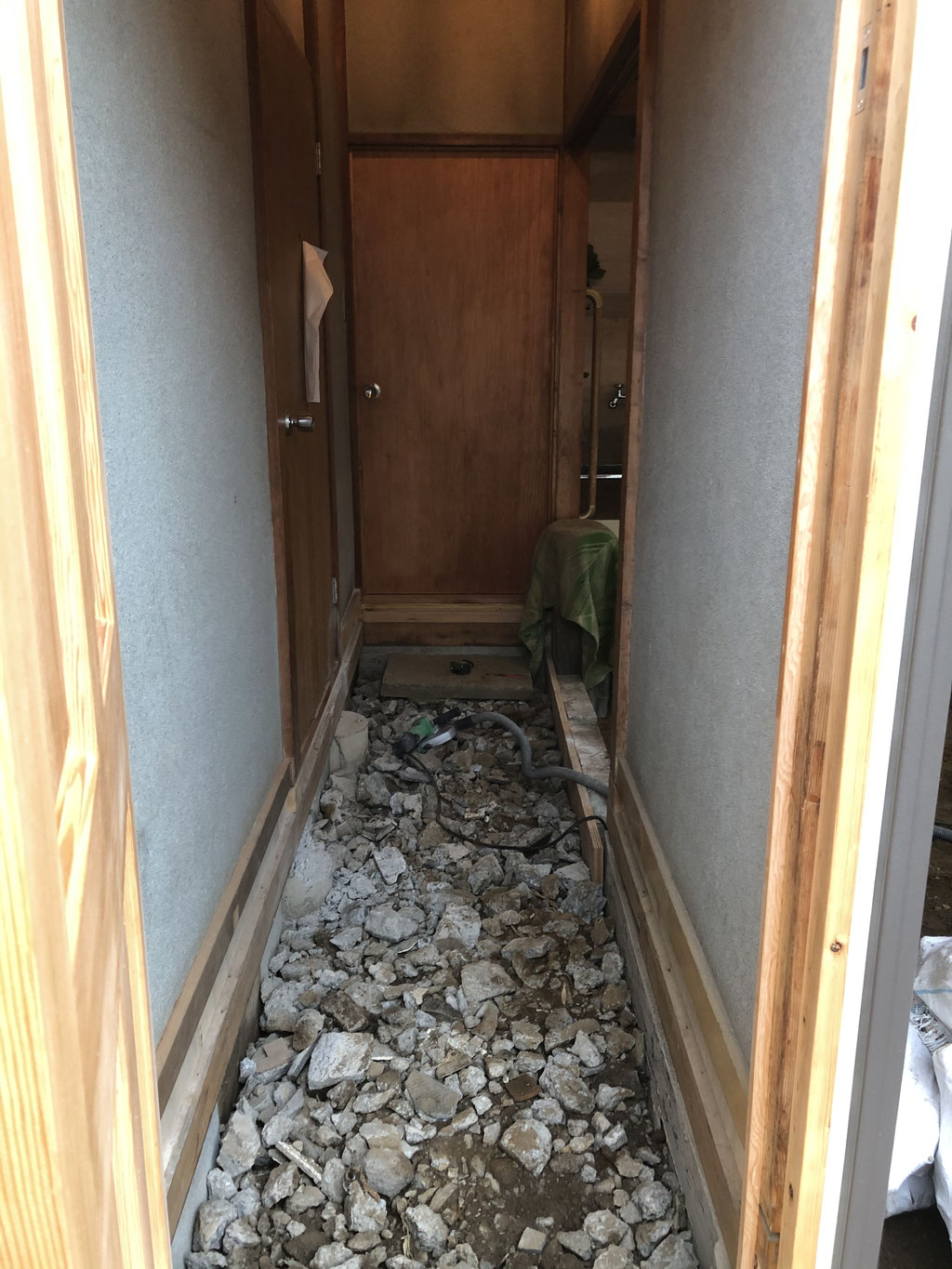 玄関周囲の敷石敷設工事