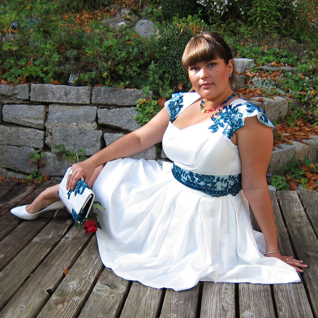 Kurzes Hochzeitskleid aus merzerisierter Baumwolle mit Applikationen aus türkiser Spitze