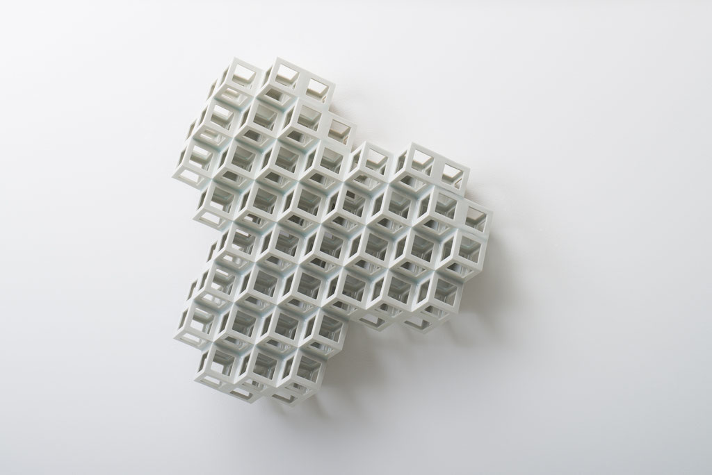 Lattice receptacle‐Polycrystal（triple）, 2013, Porcelain, h.47×w.44×d.11cm 