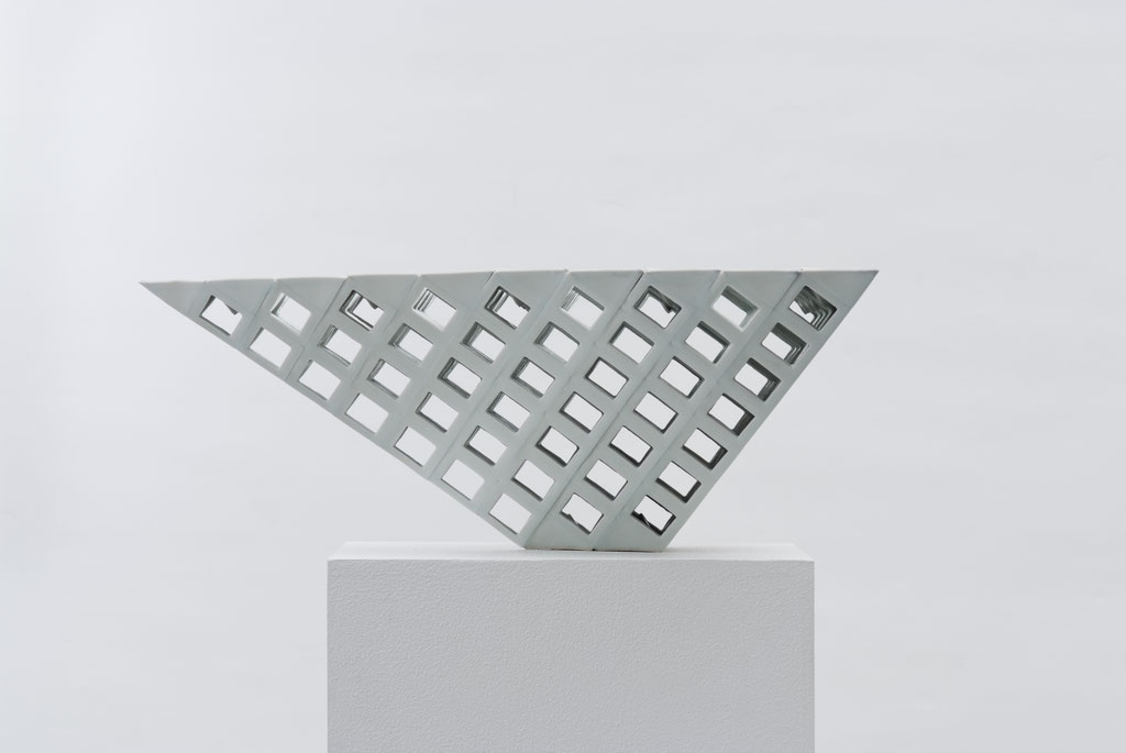 Lattice receptacle‐錐体のスクリーン 1, 2009, Porcelain, h.21×w.63×d.54㎝ 