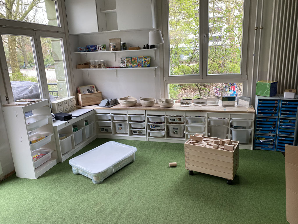 Bauraum mit vielen Materialien und Blick in den Park