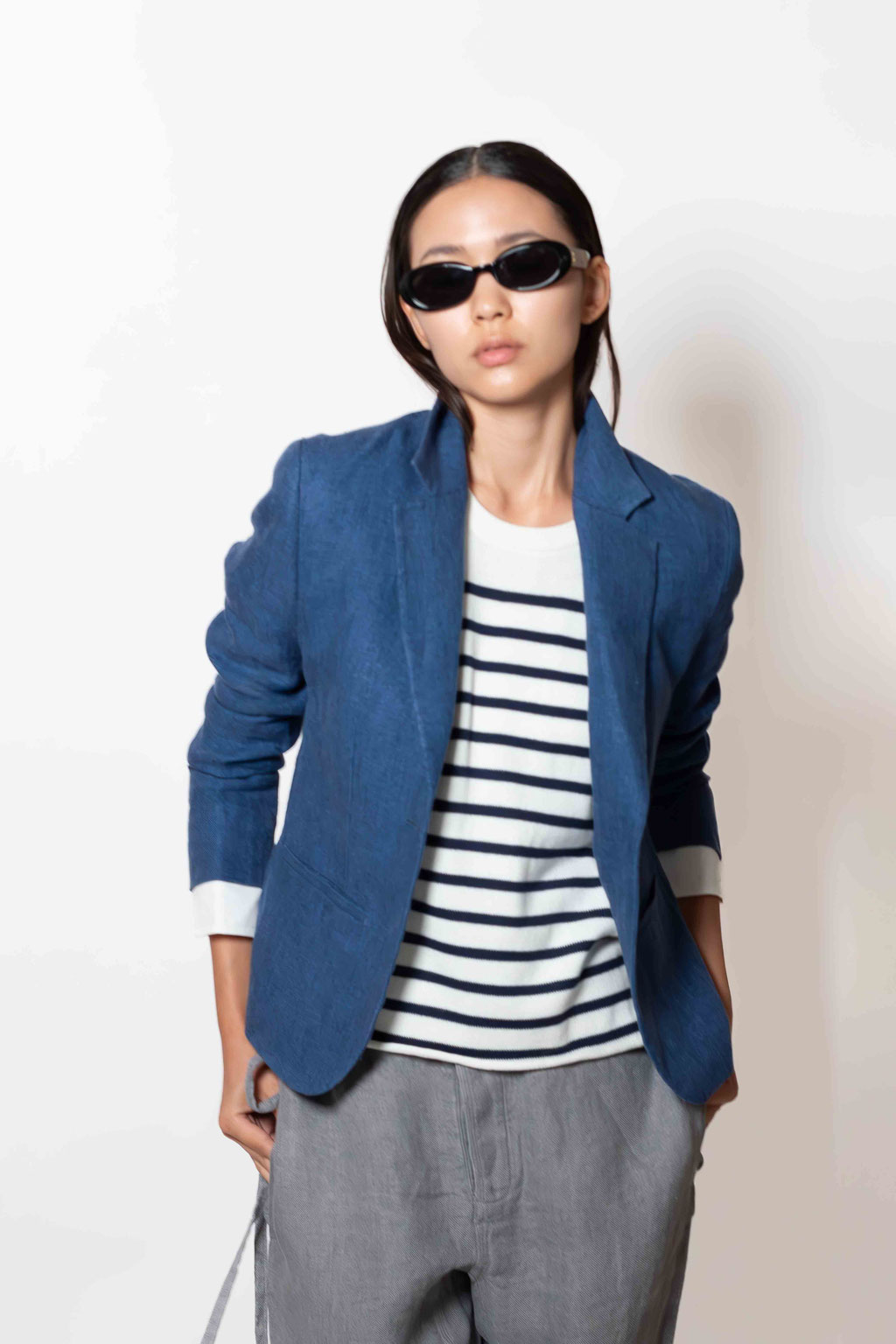 Blazer E26-151-06-3 Indigo Délavé, T-Shirt E26-05-01-3 Ecru/Marine, Pants E26-151-04-3 Grey Délavé