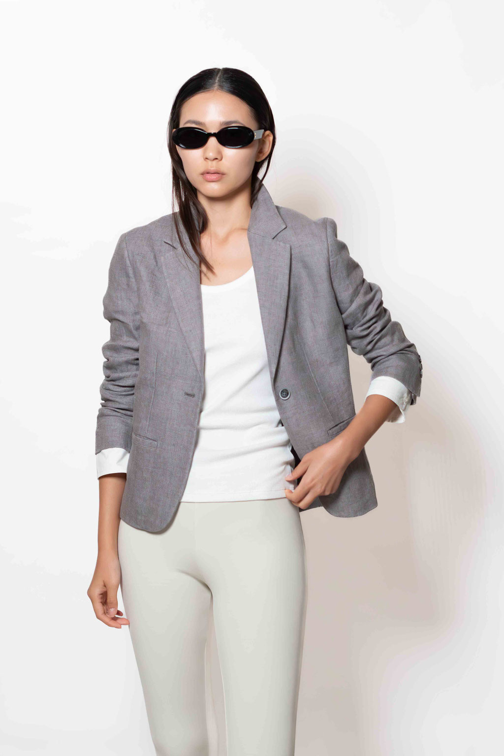 Blazer E26-151-06-3 Grey Délavé, Tank Top E26-22-01-1 Off White, Pants E26-06-02-4 Ciment