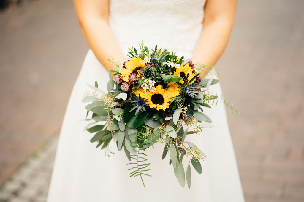 Lentschik, Fotografin, Rheingau, Wiesbaden, Standesamt, Geisenheim, Sonnenblumen, Blumen, Braut, Brautstrauß