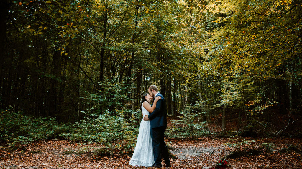 Brautpaaraufnahmen, Wald, Outdoor, Hochzeit, Freie Trauung, Hubertushütte, Lentschik, Hochzeitsfotografin Rheingau, Wiesbaden
