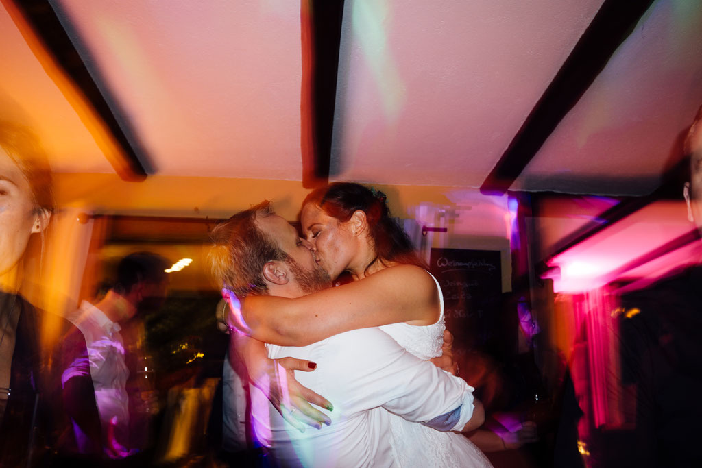 Brautpaar, Party, Tanzen, Lichter, Stimmung, Hochzeit, Freie Trauung, Wiesbaden, Rheingau, Hubertushütte, Lentschik, Fotografin