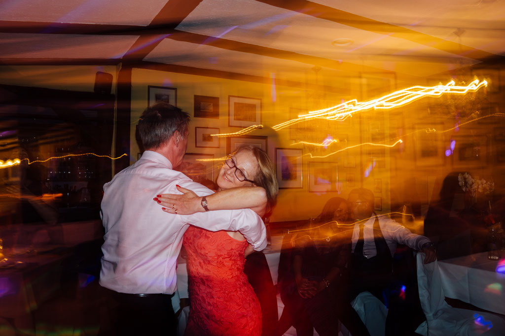 Party, Tanzen, Lichter, Stimmung, Hochzeit, Freie Trauung, Hubertushütte, Lentschik, Hochzeitsfotografin Rheingau, Wiesbaden