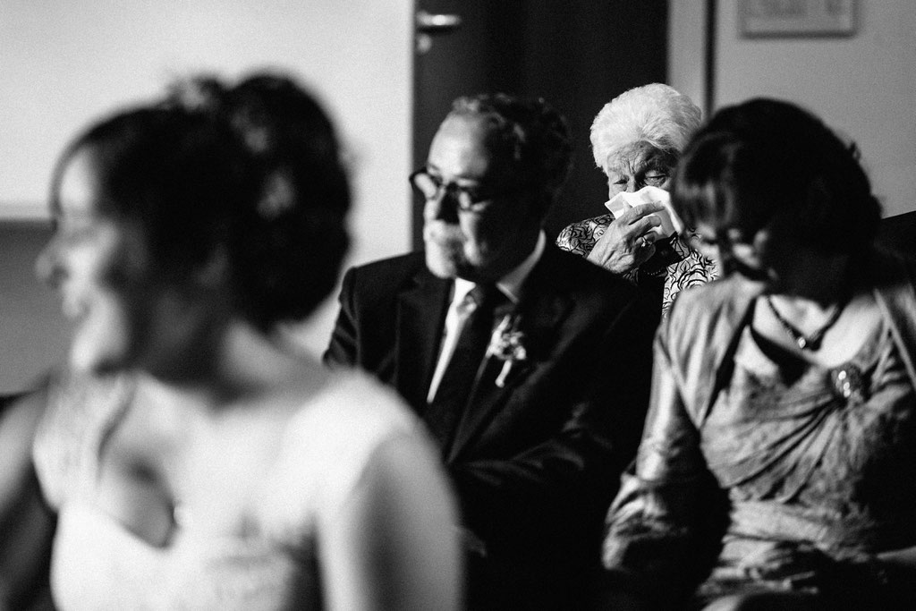 Lentschik, Hochzeitsfotografin Rheingau, Wiesbaden, Standesamt Geisenheim, Scheune, Oma, Emotionen