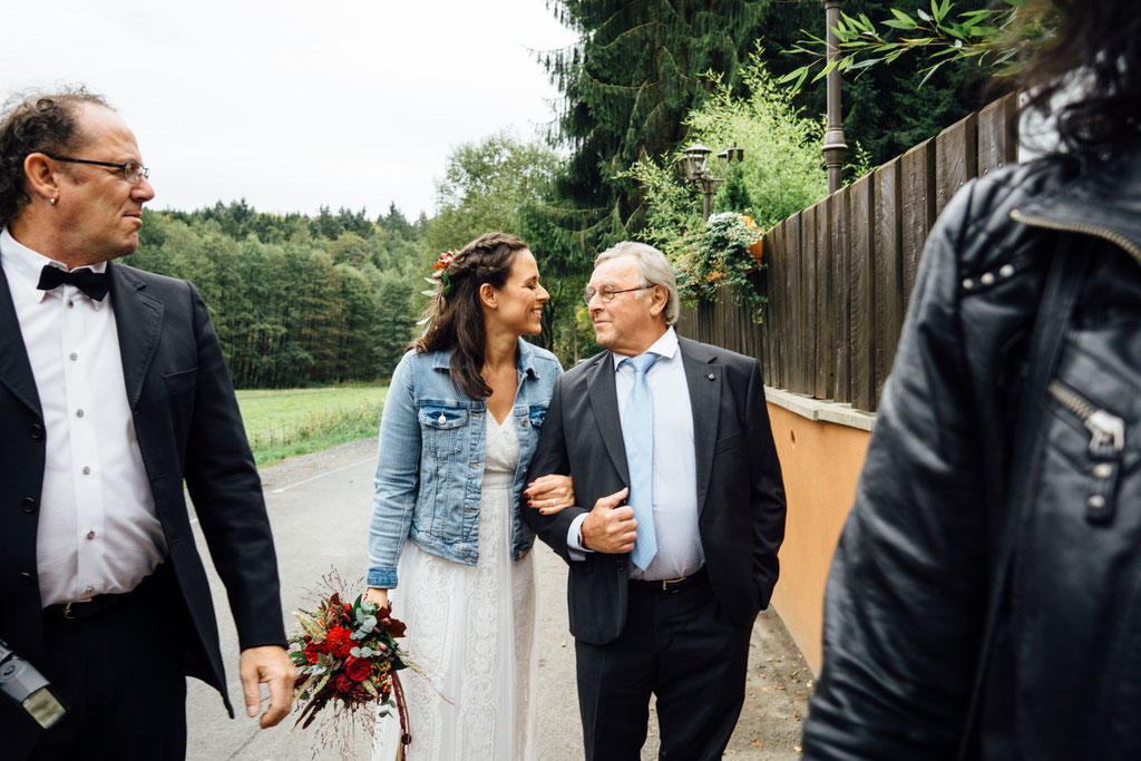 Braut, Brautvater, Einzug, Hochzeit, Hubertushütte, Lentschik, Hochzeitsfotografin Rheingau, Wiesbaden