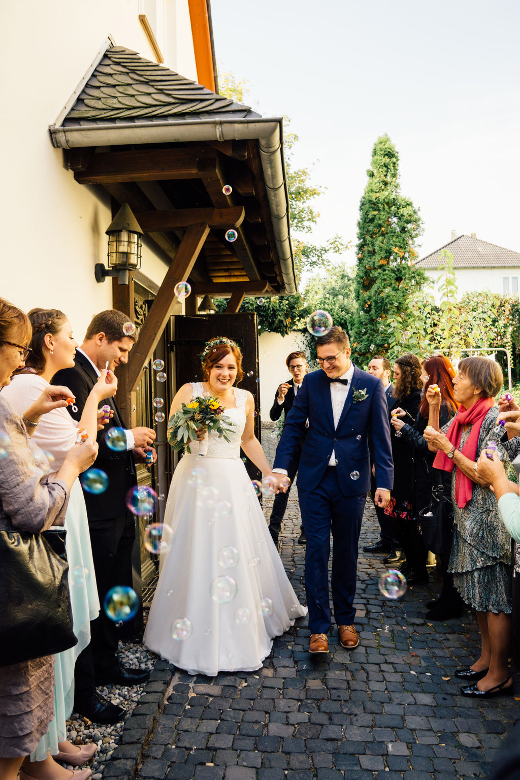 Lentschik, Hochzeitsfotografin Rheingau, Wiesbaden, Standesamt Geisenheim, Scheune, Seifenblasen, Freunde, Freunde, Familie, Hochzeitsgäste