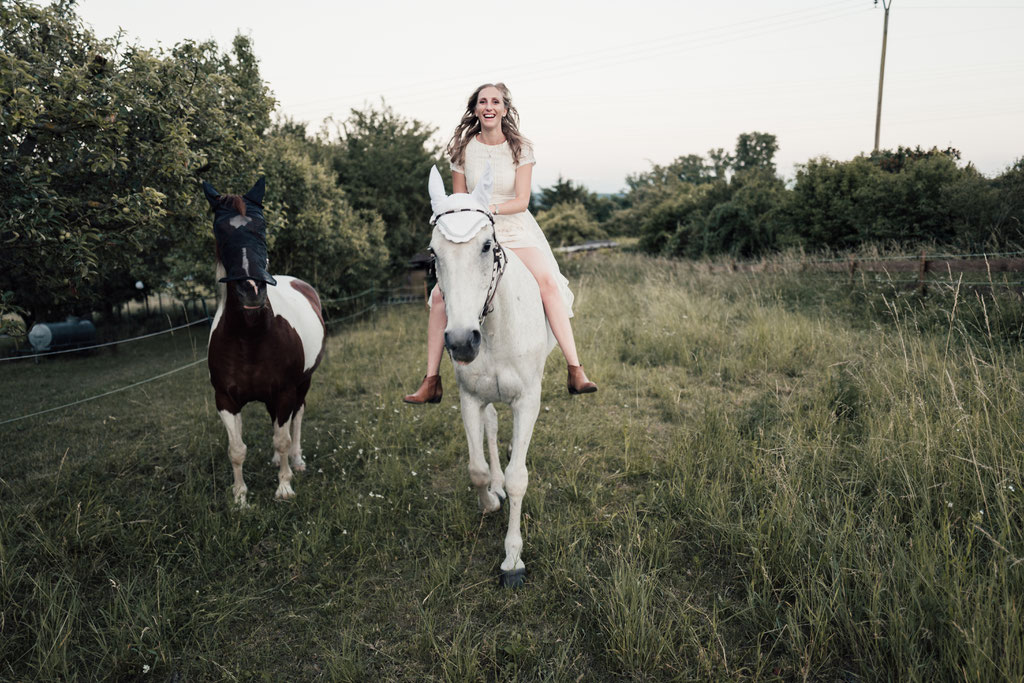 lentschik, hochzeitsfotografin eltville, Rheingau, countryhochzeit, feld, obstbaumwiese, reiten, braut
