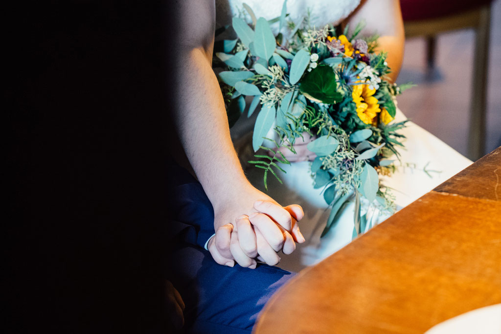 Lentschik, Hochzeitsfotografin Rheingau, Wiesbaden, Standesamt Geisenheim, Scheune, Hand in Hand ein Leben lang