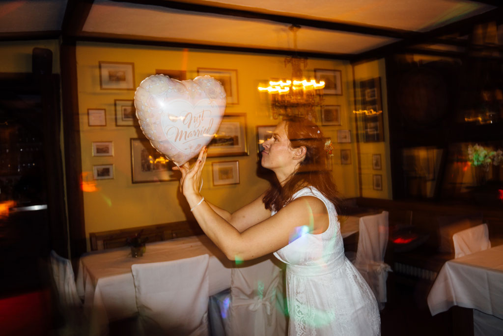 Braut, Party, Tanzen, Lichter, Stimmung, Hochzeit, Freie Trauung, Wiesbaden, Rheingau, Hubertushütte, Lentschik, Fotografin