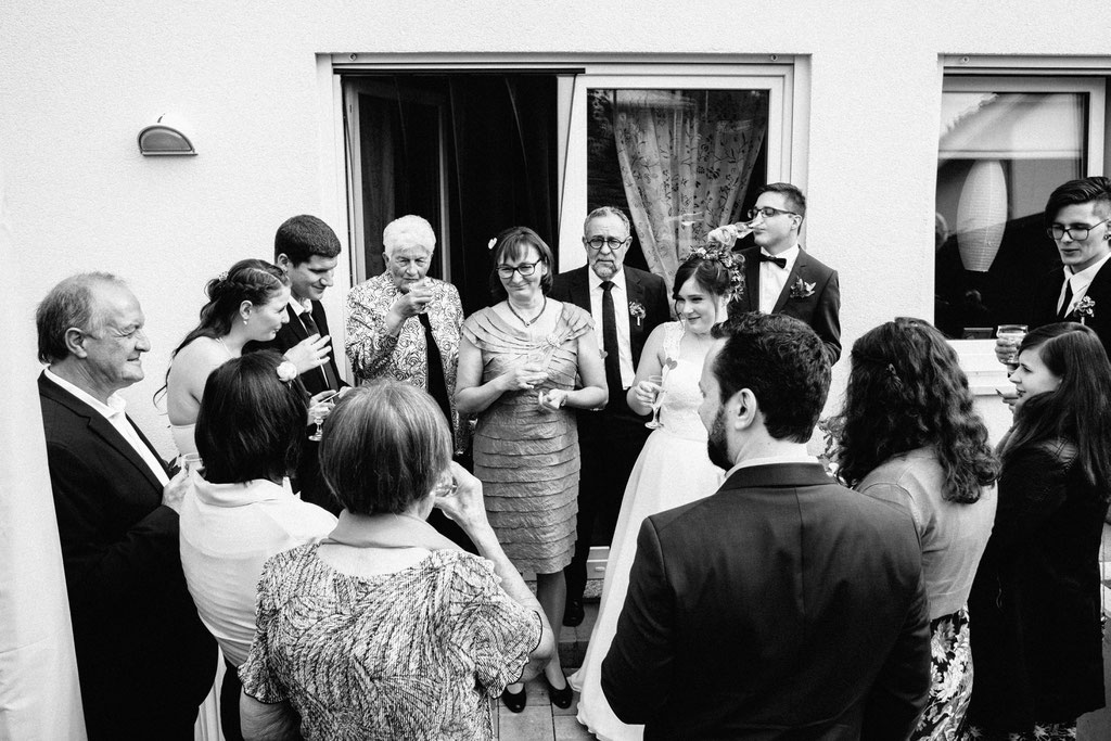Lentschik, Hochzeitsfotografin Rheingau, Wiesbaden, Standesamt Geisenheim, Sektempfang, Sekt, Trauung, Gäste, Hochzeit