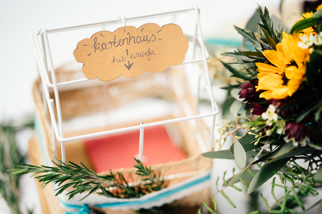 Lentschik, Hochzeitsfotografin Rheingau, Wiesbaden, Standesamt Geisenheim, Deko, Deko-Liebe, türkis, Sonnenblumen, Blumen, Tischdeko, Kartenhaus, DIY, Do it yourself