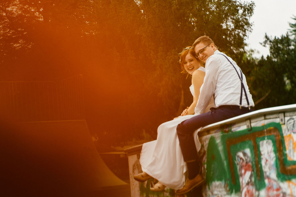 Lentschik, Hochzeitsfotografin Rheingau, Wiesbaden, Standesamt Geisenheim, Brautpaar, Brautpaar-Aufnahmen, Blumen, Porträt, Portrait, Park, Skatepark Geisenheim