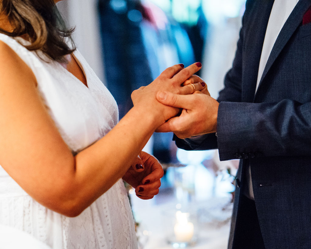 Ringuebergabe, Hochzeit, Freie Trauung, Hubertushütte, Lentschik, Hochzeitsfotografin Rheingau, Wiesbaden
