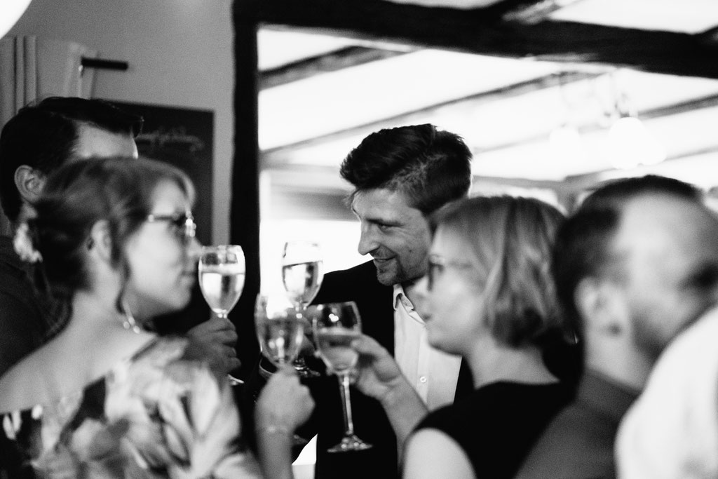 Chin Chin, Anstoßen, Gesellschaft, Hochzeitsgesellschaft, Hochzeit, Freie Trauung, Hubertushütte, Lentschik, Hochzeitsfotografin Rheingau, Wiesbaden