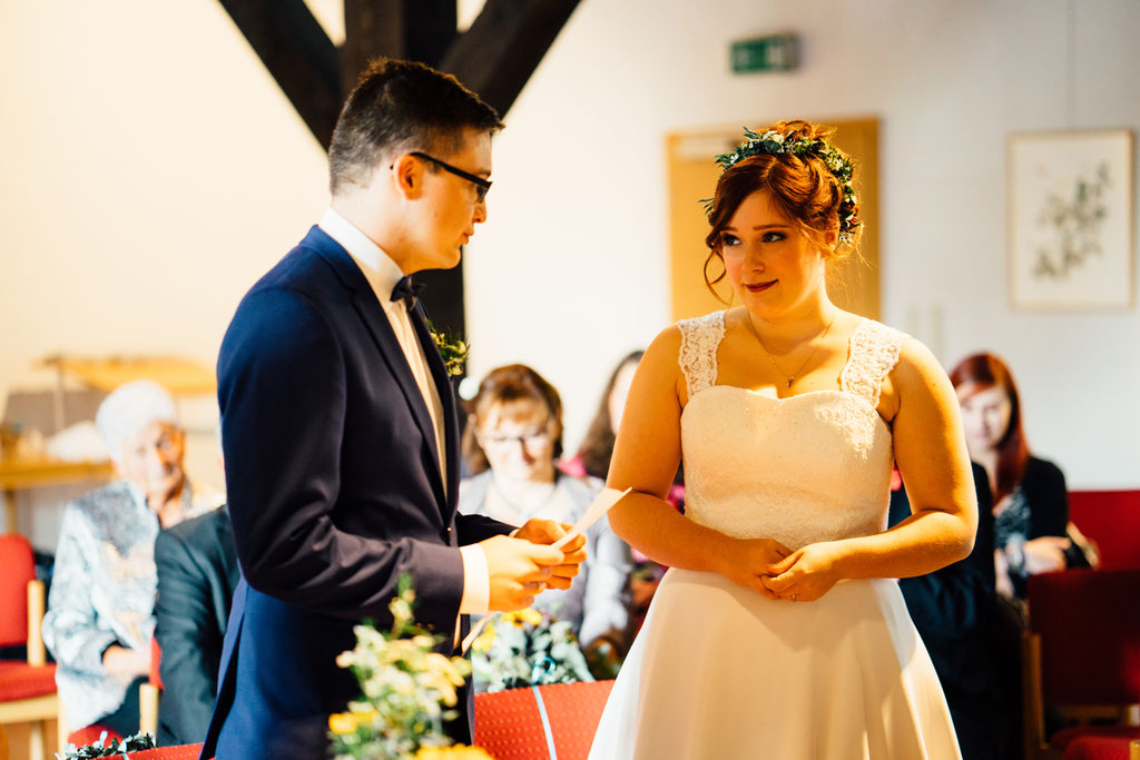 Lentschik, Hochzeitsfotografin Rheingau, Wiesbaden, Standesamt Geisenheim, Scheune, Eheversprechen, Braut, Bräutigam, Eheschließung