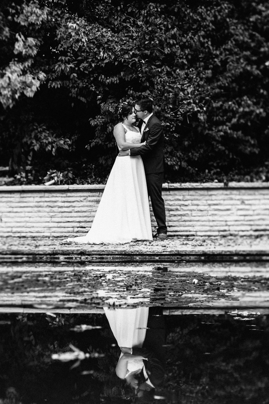 Lentschik, Hochzeitsfotografin Rheingau, Wiesbaden, Standesamt Geisenheim, Brautpaar, Brautpaar-Aufnahmen, Blumen, Porträt, Portrait, Park, Monrepos Geisenheim, Teich, Spiegelung