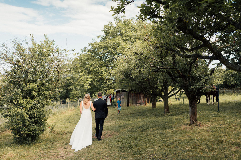 lentschik, fotografin, eltville, hochzeit, obstwiese, braut, braeutigam