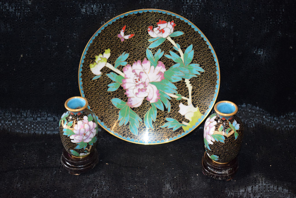 Cloisonné Teller mit zwei kleinen Vasen, Ø18cm
