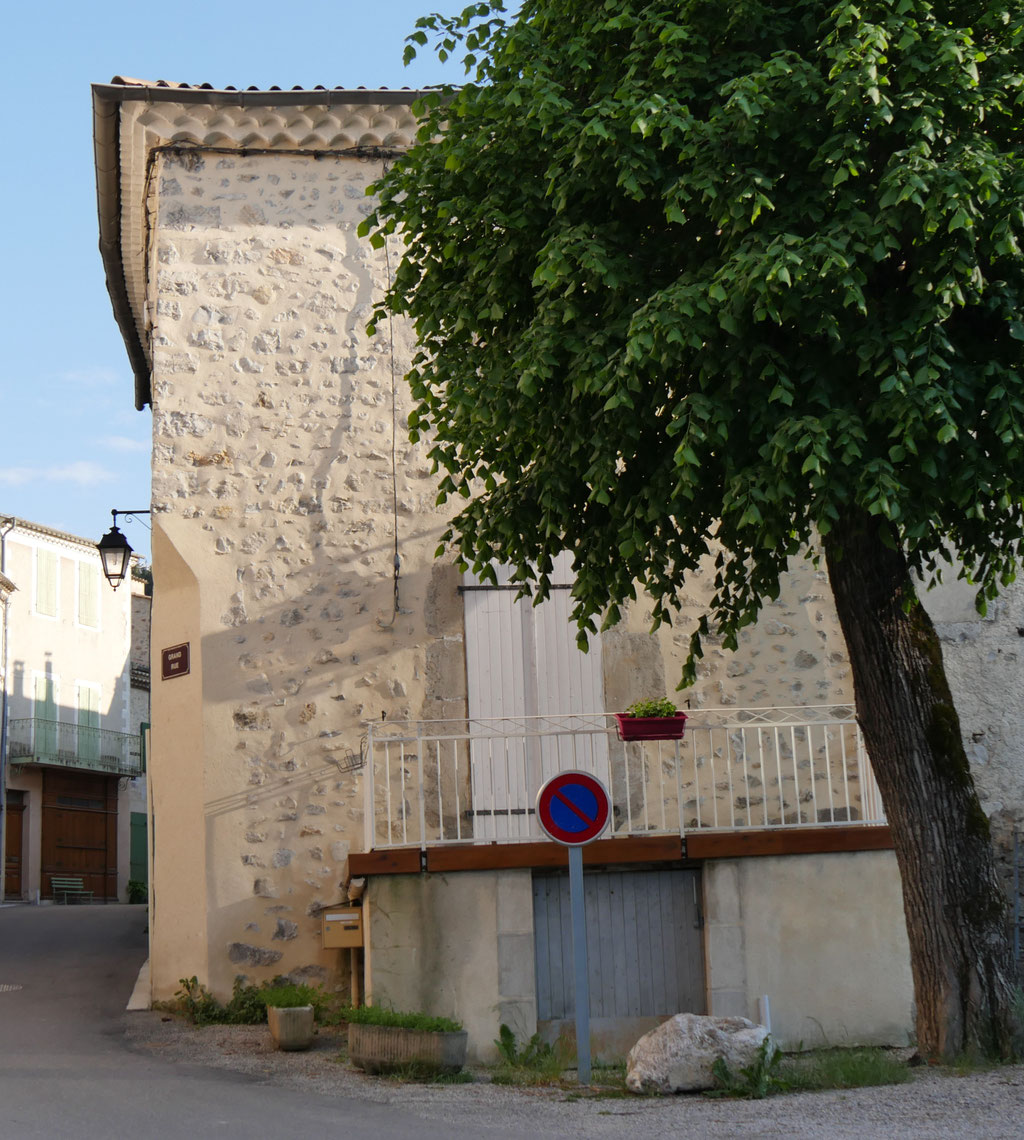 Maison a l'angle de place du chenevier