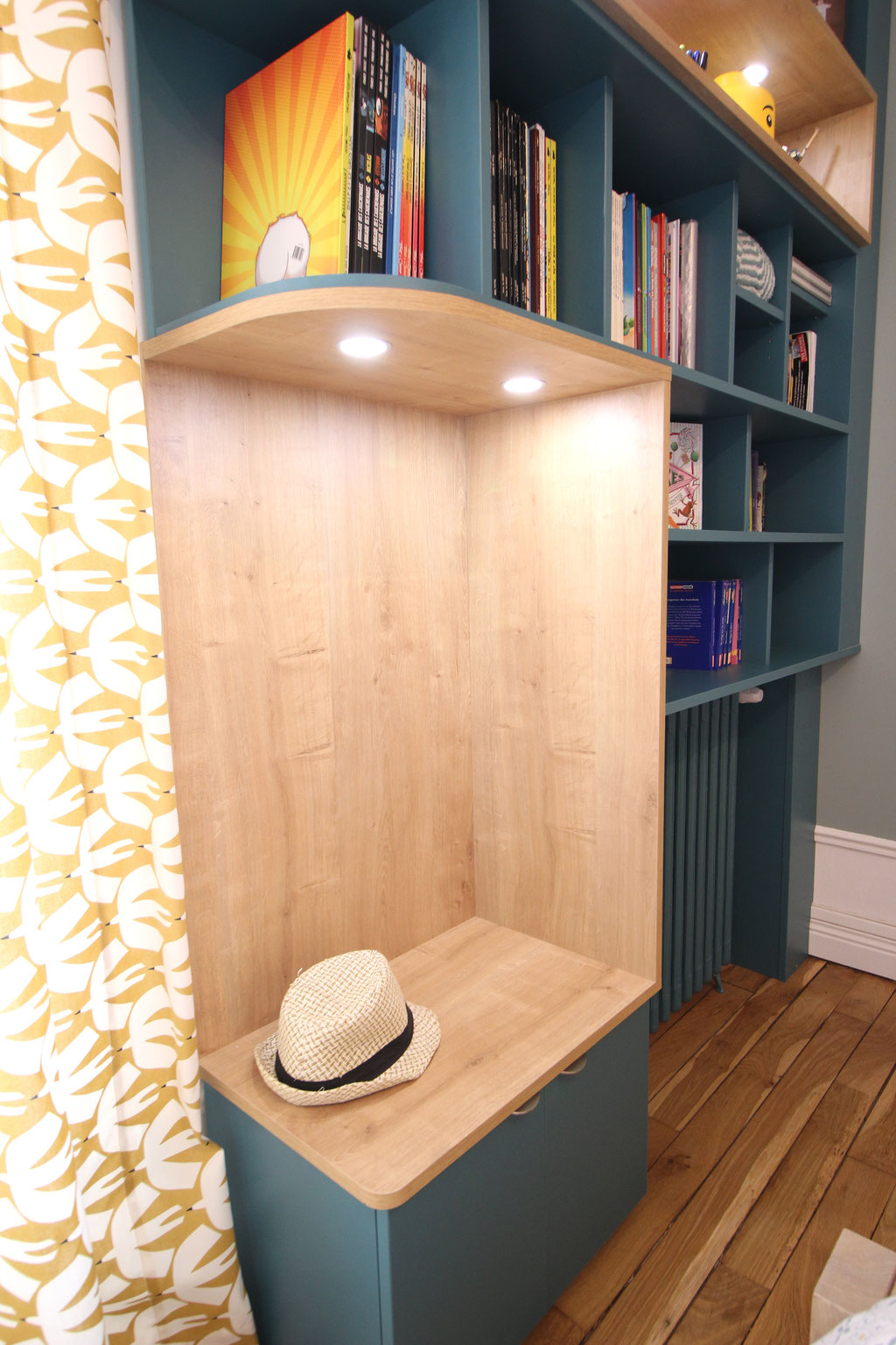 Bibliothèque sur mesure, banquette intégrée, meuble sur mesure bois et bleu, poignée laiton, Reims, architecte intérieur, Ma Jolie Maison