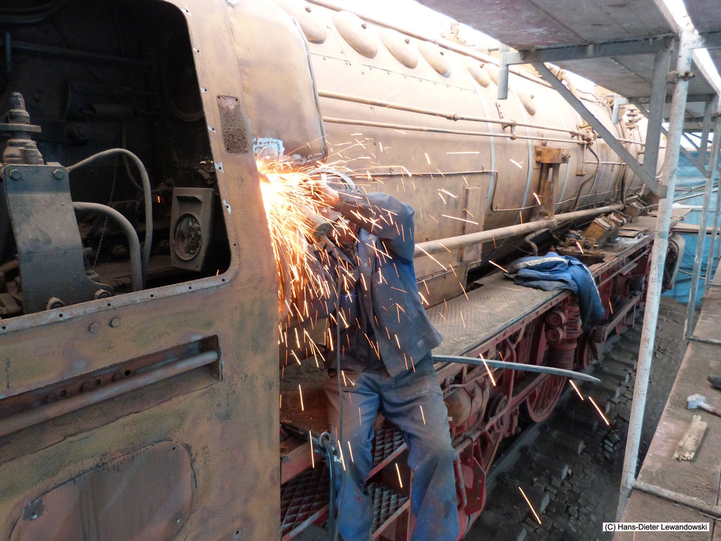 Umfangreiche Schrupp- und Schweißarbeiten an Denkmal-Lokomotive 01 1063