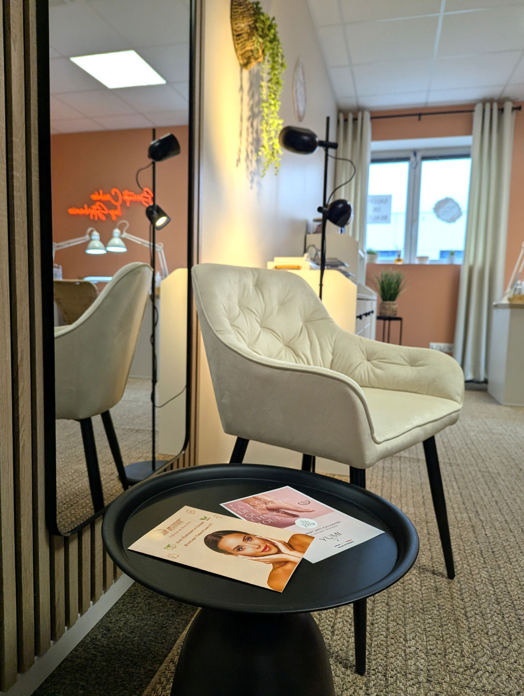 Espace attente du salon Beauté Cachée by Stéphanie La Ravoire