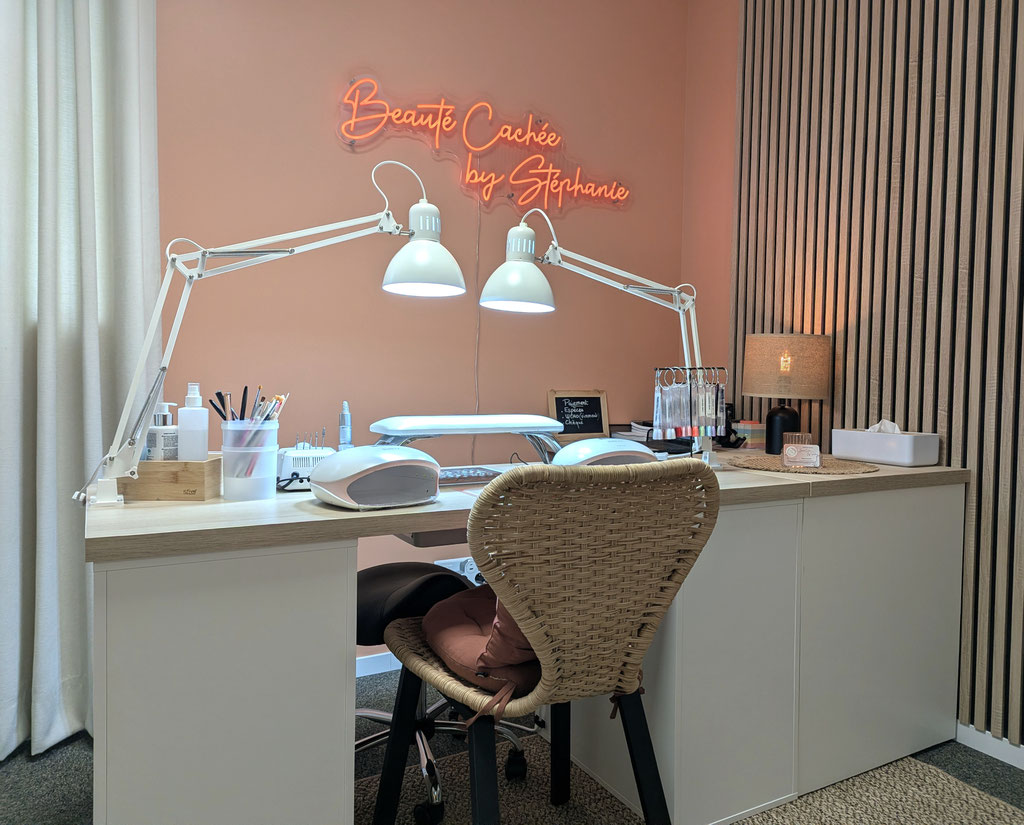 Espace onglerie du salon Beauté Cachée by Stéphanie La Ravoire Savoie