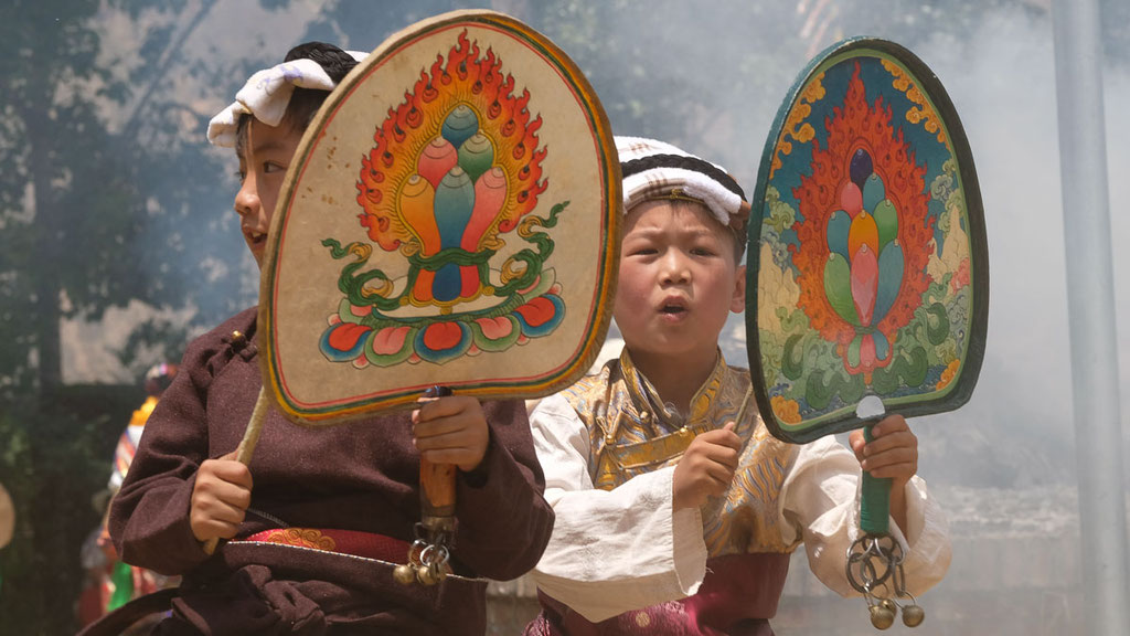 Kunstvoll bemalte Schamanentrommeln in Amdo