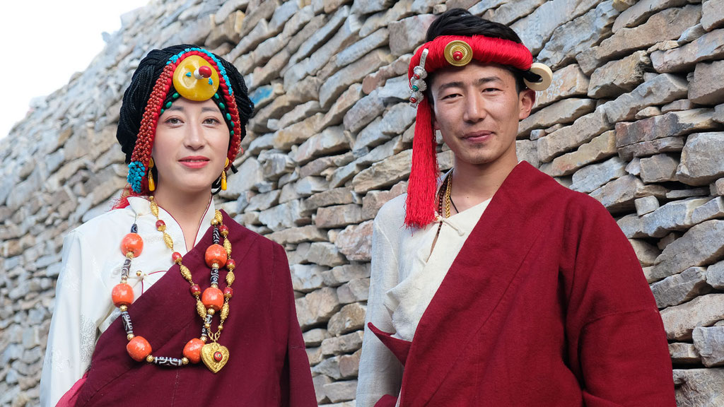 Junges Brautpaar in traditioneller Tracht in Jyekundo (Yushu) in Kham