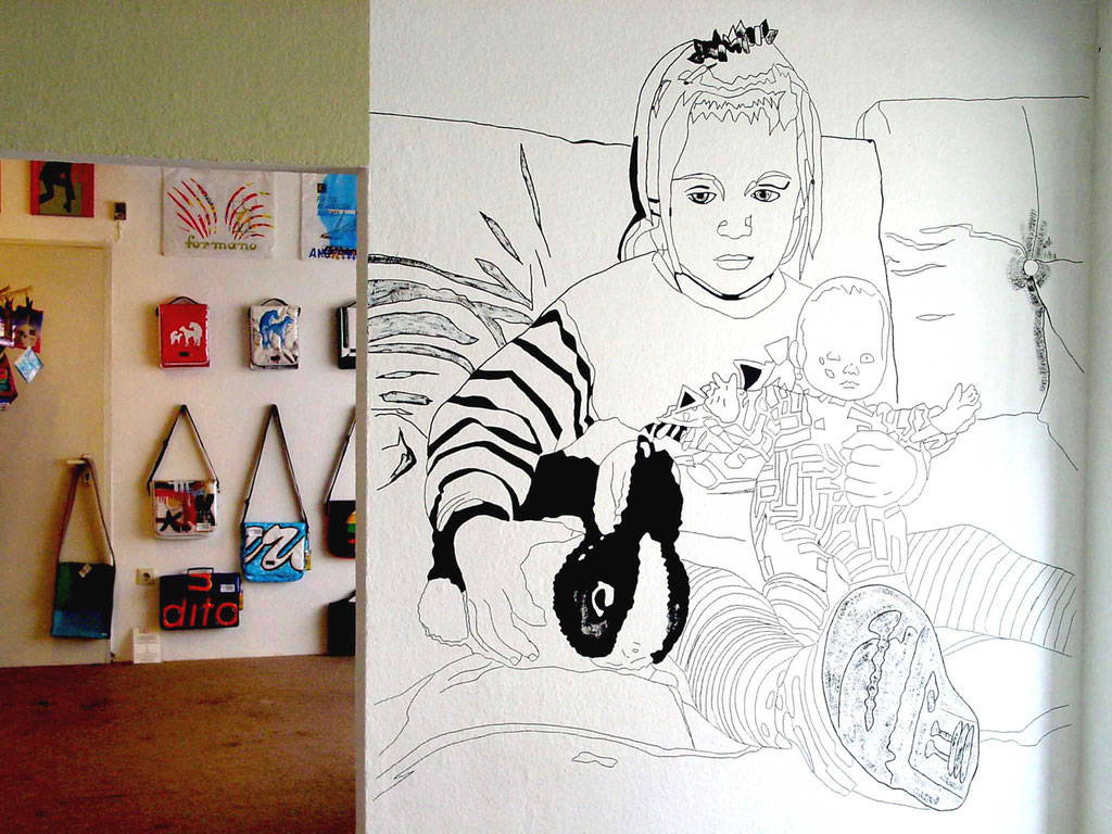 Malerei- Installation "Harmony house", 1999: "Mädchen" (Detail), Acryl und Edding auf Rauhfaser